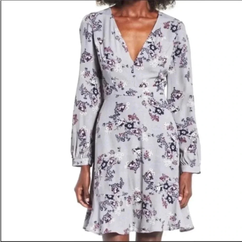 Astr Light Gray Floral V-Neck Long-Sleeve Dress